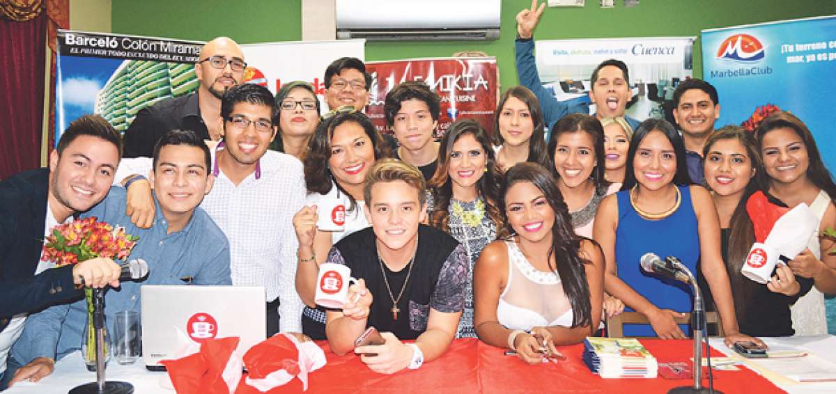 Las personas que integran el grupo de la emisora son j&oacute;venes. Algunos programas son deportivos. Foto: Cortes&iacute;a UCSG