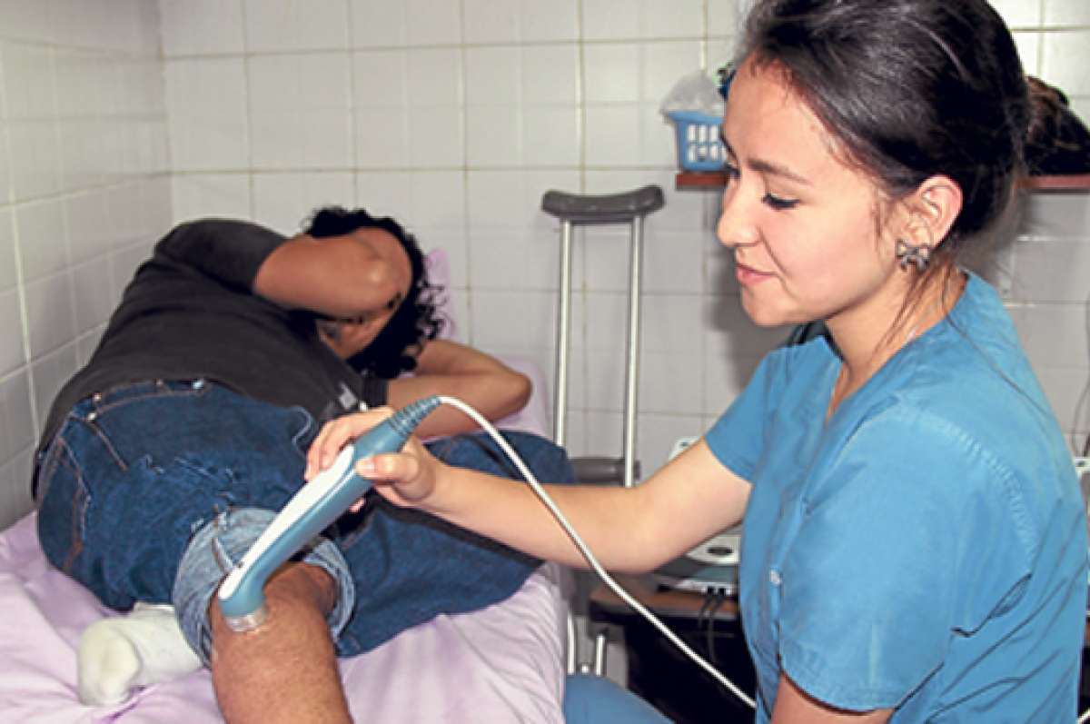 Los deportistas son evaluados en consulta m&eacute;dica. Un especialista entrega un diagn&oacute;stico previo sobre su condici&oacute;n f&iacute;sica y le indica si requiere de tratamiento. FOTO: CORTES&Iacute;A MINISTERIO DE SALUD P&Uacute;BLICA.
