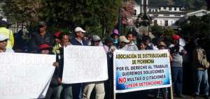 Los distribuidores realizaron un plant&oacute;n al frente del Municipio de Quito.