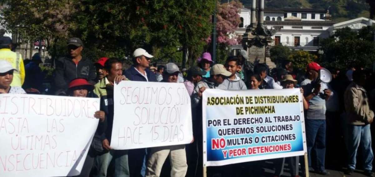 Los distribuidores realizaron un plant&oacute;n al frente del Municipio de Quito.