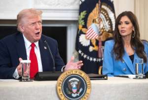 Donald Trump junto a la secretaria de Seguridad Nacional, Kristi Noem. 