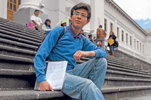 Xavier Montalvo (17 a&ntilde;os) es abanderado del colegio Mej&iacute;a con 9,84/10. PIensa estudiar Ingenier&iacute;a en Biotecnolog&iacute;a o Bioqu&iacute;mica en Yachay Tech. Foto: Jhon Guevara / El Tel&eacute;grafo