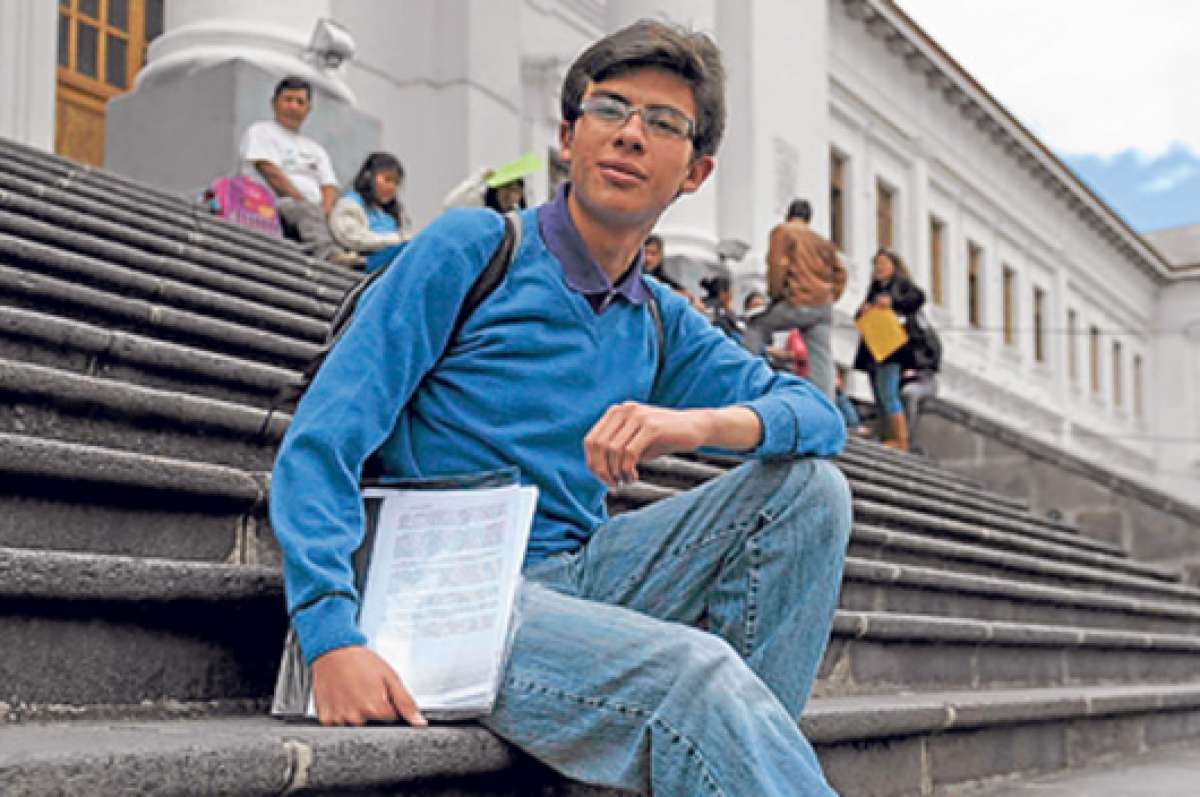 Xavier Montalvo (17 a&ntilde;os) es abanderado del colegio Mej&iacute;a con 9,84/10. PIensa estudiar Ingenier&iacute;a en Biotecnolog&iacute;a o Bioqu&iacute;mica en Yachay Tech. Foto: Jhon Guevara / El Tel&eacute;grafo