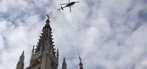 Un helic&oacute;ptero arrib&oacute; al lugar para llevarse la primera cruz, sin embargo despu&eacute;s de 3 intentos de separarla de la torre, este se tuvo que retirar.