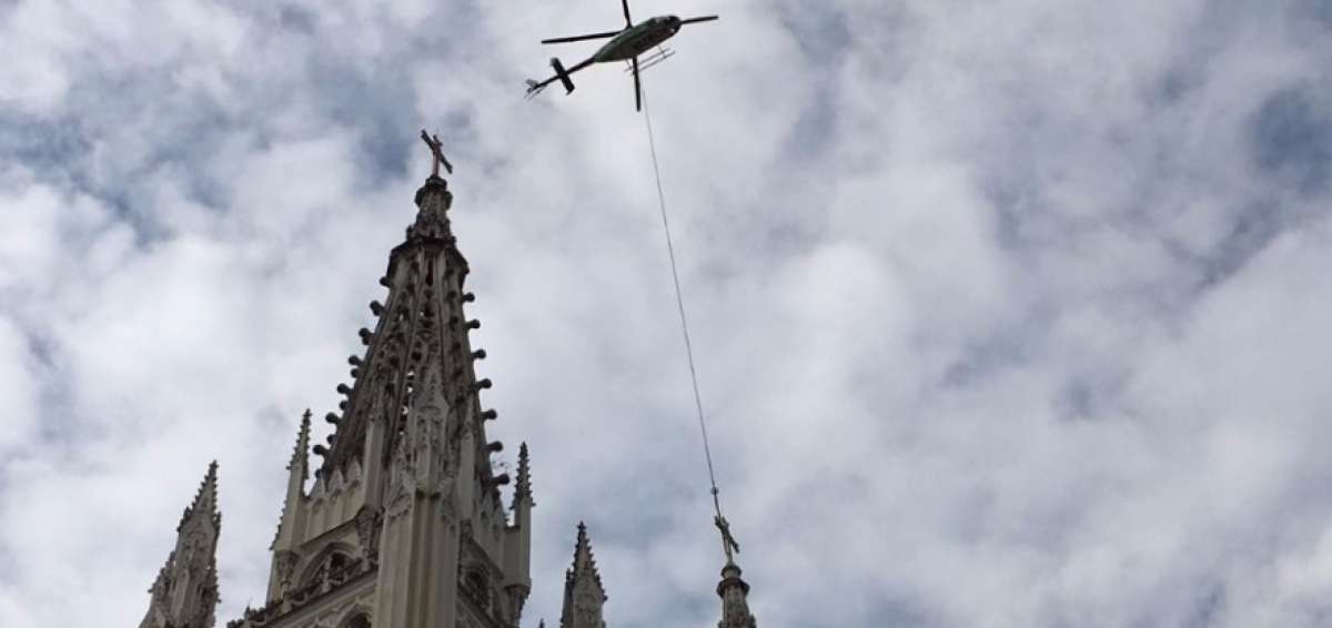 Un helic&oacute;ptero arrib&oacute; al lugar para llevarse la primera cruz, sin embargo despu&eacute;s de 3 intentos de separarla de la torre, este se tuvo que retirar.