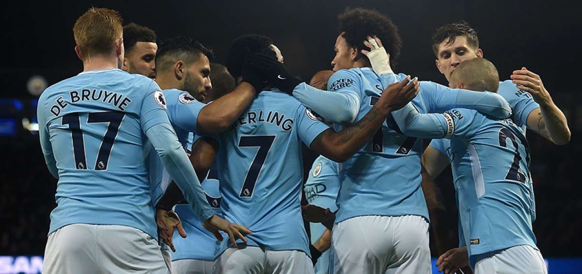 El Manchester City lidera la Premier League con 62 puntos, a 15 unidades de diferencia del Manchester United, que es segundo en la clasificaci&oacute;n.  