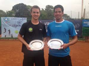 Los campeones de dobles, Jean Yves Aubone (i) y Gonzalo Escobar posaron para la c&aacute;mara de Fan&aacute;tico. Foto: H&eacute;ctor Marcillo / El Tel&eacute;grafo