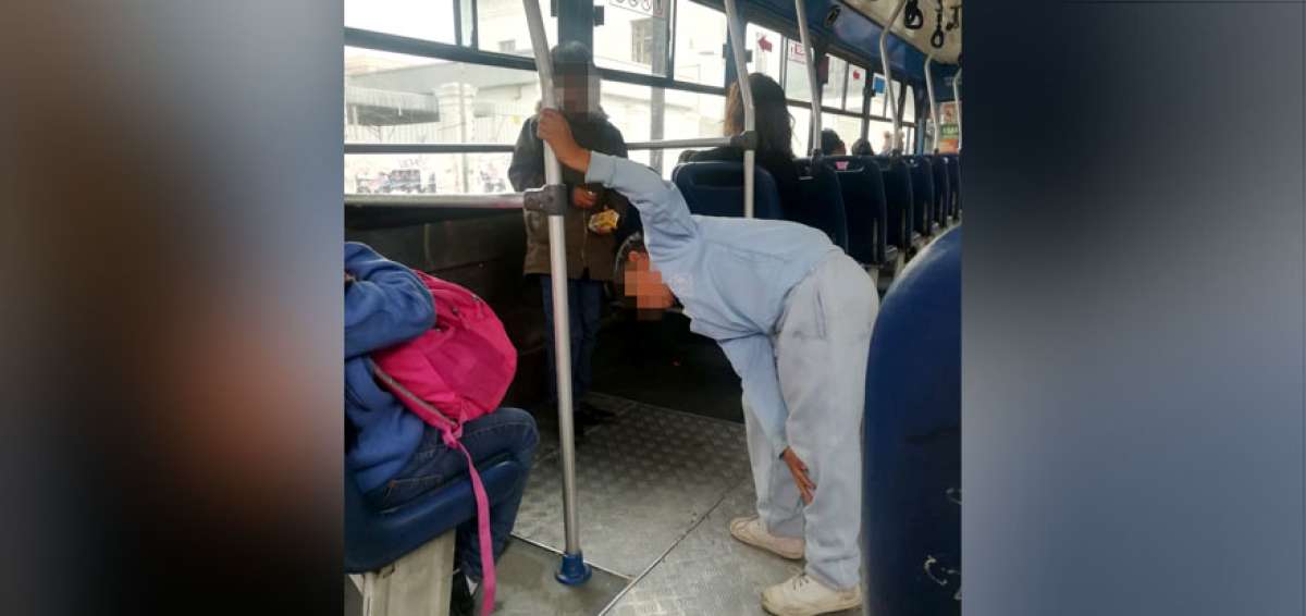 Viaje en bus al son de patadas y mechoneadas