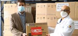 El viceministro, Xavier Sol&oacute;rzano (I), recibi&oacute; la donaci&oacute;n en representaci&oacute;n del MSP.