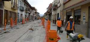 Pese a la declaratoria de emergencia vial, desde el pasado 17 de octubre, las obras no se han detenido en los frentes del centro hist&oacute;rico de Cuenca.
