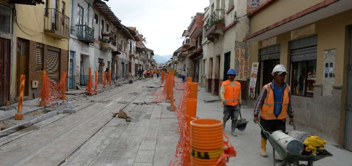 Pese a la declaratoria de emergencia vial, desde el pasado 17 de octubre, las obras no se han detenido en los frentes del centro hist&oacute;rico de Cuenca.