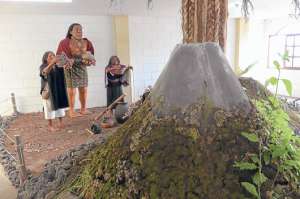 En el cuarto piso, la figura de un &lsquo;jatun jambik&rsquo; (&ldquo;sabio&rdquo; en espa&ntilde;ol), frente al Tungurahua, representa la adoraci&oacute;n que esta etnia rinde a la naturaleza. Fotos: Jos&eacute; Mor&aacute;n / El Tel&eacute;grafo 