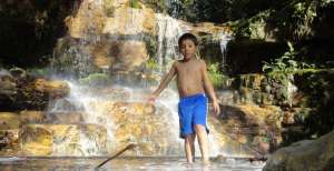 En el suroeste del cant&oacute;n se puede visitar las cascadas de Yanguza, una serie de ca&iacute;das de agua que desembocan en el caudaloso r&iacute;o Zamora.