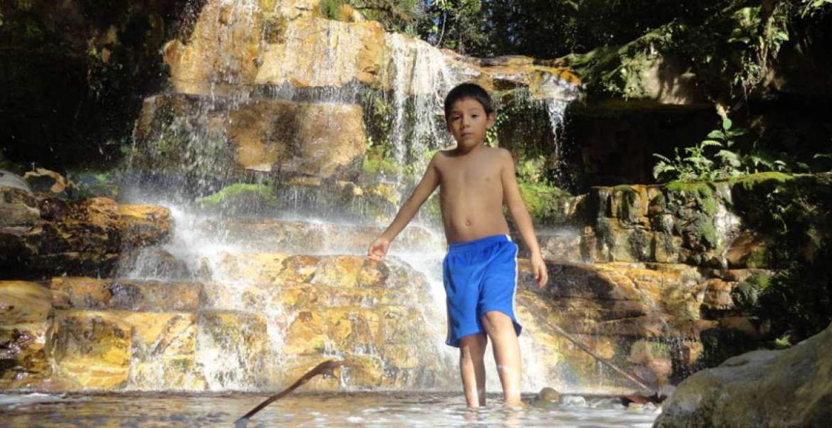 En el suroeste del cant&oacute;n se puede visitar las cascadas de Yanguza, una serie de ca&iacute;das de agua que desembocan en el caudaloso r&iacute;o Zamora.