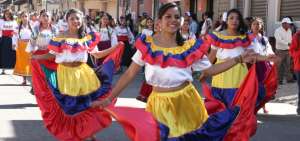 Loja festeja su fundaci&oacute;n con desfile y procesi&oacute;n