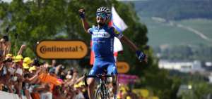 Julian Alaphilippe festej&oacute; con euforia su triunfo y liderato al cruzar la meta de la tercera etapa de la edici&oacute;n 2019 del Tour de Francia. 