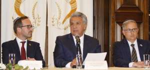 El presidente ecuatoriano, Lenin Moreno (c), junto al presidente de la Comunidad Jud&iacute;a de Ecuador, Abraham Vigoda (i), y el embajador de Israel, Edwin Yabo (d), habla en Quito. 