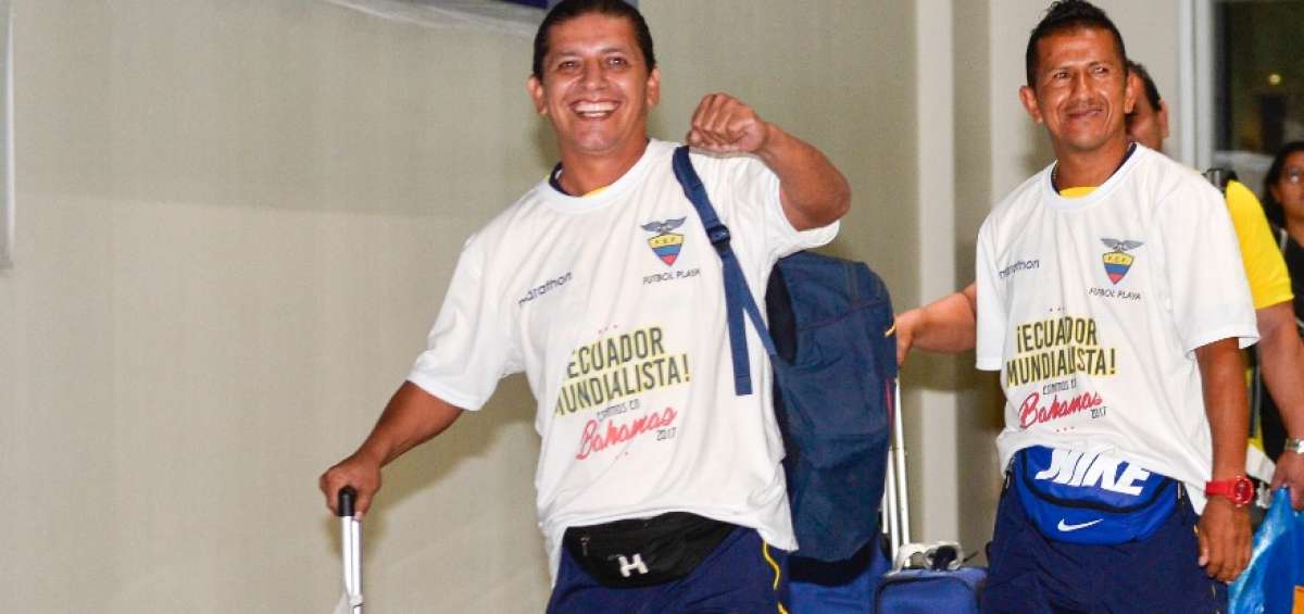 Jos&eacute; Francisco Palma Zambrano (izq.), entrenador de la selecci&oacute;n ecuatoriana de f&uacute;tbol playa