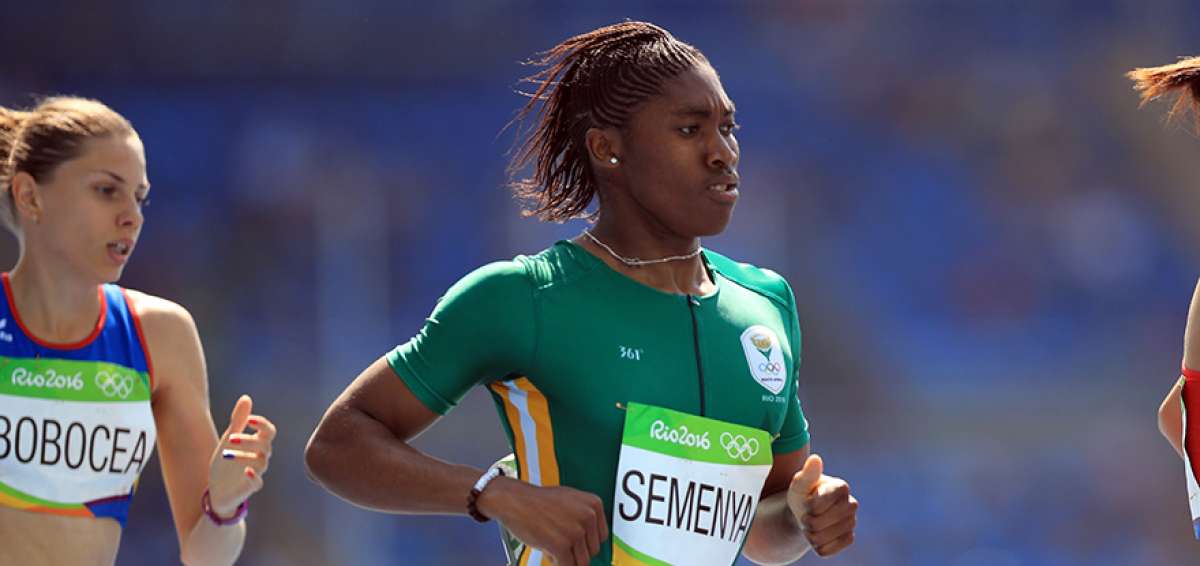 El caso m&aacute;s conocido de una atleta con niveles de testosterona similares a los de un hombre es el de la sudafricana Caster Semenya (der.). 