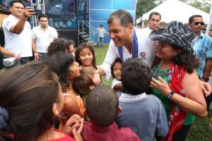El presidente Correa recalc&oacute; que Ecuador ha cumplido con uno de los objetivos del milenio: la universalizaci&oacute;n de la educaci&oacute;n b&aacute;sica, con un tasa del 96%. Foto: Cortes&iacute;a Presidencia de la Rep&uacute;blica