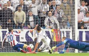 Javier Hern&aacute;ndez (14) en el momento en que define y le da el triunfo a su equipo. Juanfran (20) y el arquero Jan Oblak llegan tarde al cierre. Foto: AFP