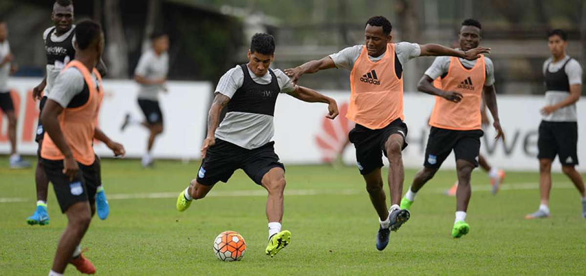 El volante argentino Fernando Luna (i), de Emelec, se desplaza con el bal&oacute;n en el entrenamiento que se realiz&oacute; la tarde del mi&eacute;rcoles en el Complejo Samanes.