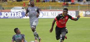 El volante Juan Diego Rojas (d) escapa de la marca de Marco Monta&ntilde;o, ante la mirada de Alejandro Villaba, en el partido disputado este domingo
