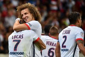 El brasile&ntilde;o David Luiz abraza a su compatriota Lucas Moura por haber anotado el &uacute;nico gol del PSG. Foto: AFP