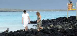 Los turistas caminan tranquilos en la isla Santa Cruz. Ellos aprovechan la oportunidad para tomar fotos de las diversas especies que se acercan. 