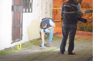 Agentes de Criminal&iacute;stica receptan evidencias en una escena de crimen en Guayaquil. Foto: Archivo / El Tel&eacute;grafo