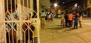 Moradores del sector Nuevos Horizontes, en Esmeraldas, salieron de sus casas tras el susto de los temblores.