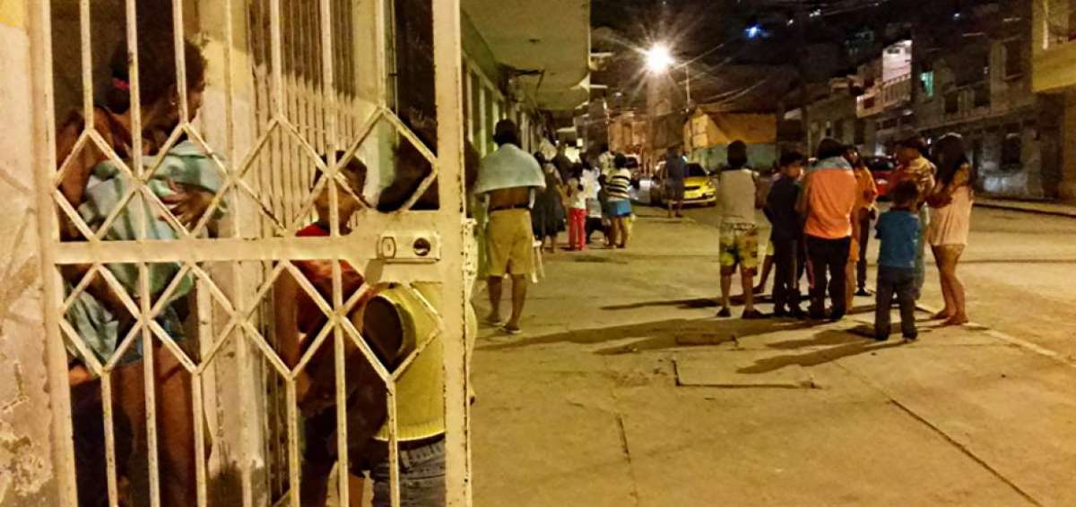 Moradores del sector Nuevos Horizontes, en Esmeraldas, salieron de sus casas tras el susto de los temblores.