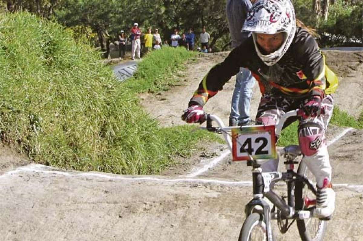 La azuaya Dom&eacute;nica Azuero se adjudic&oacute; ayer el t&iacute;tulo juvenil de BMX que se disput&oacute; en Rotterdam (Holanda). Foto: Cortes&iacute;a.