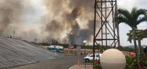 Los bomberos combaten un incendio forestal en el sector noroeste de Guayaquil.