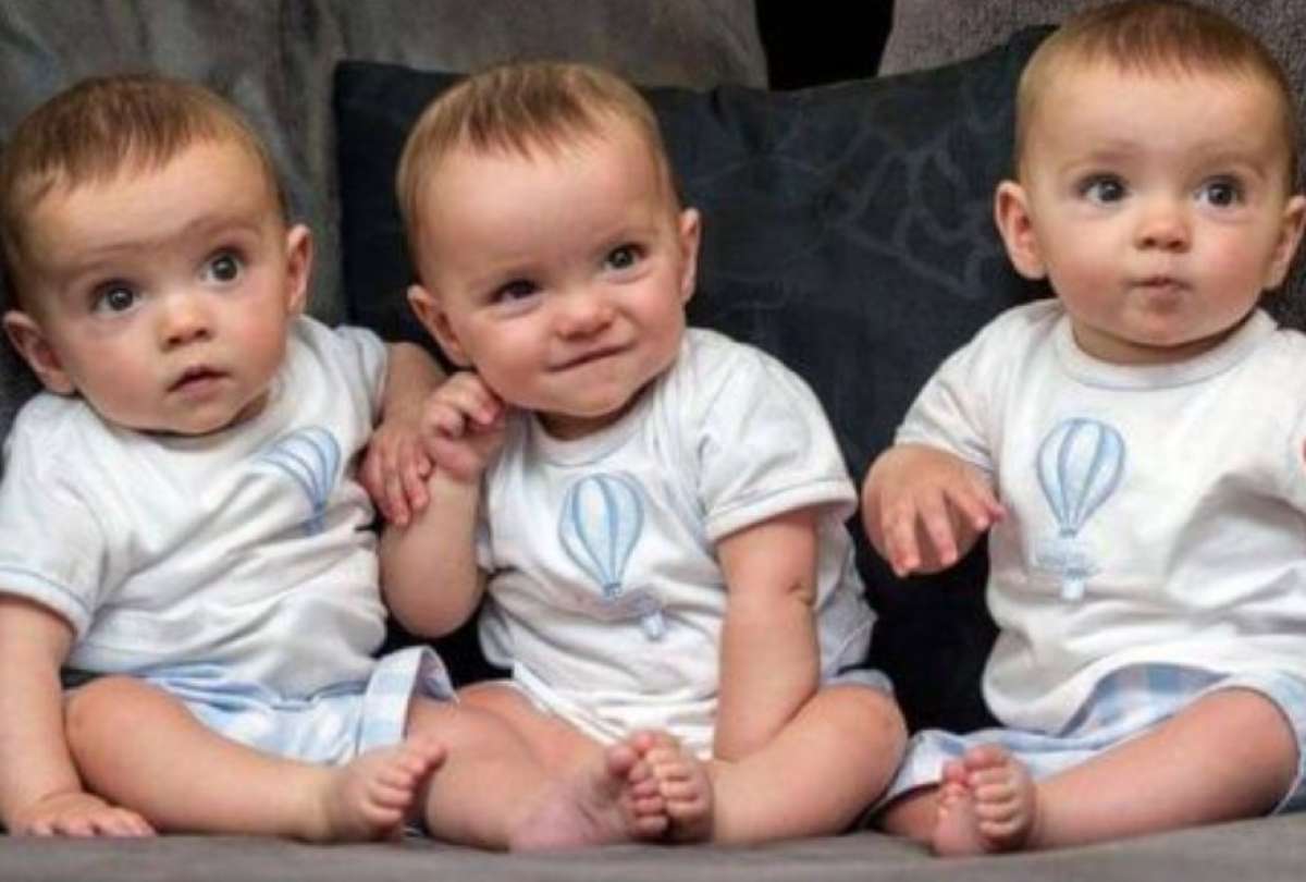 Mamá de trillizos usó curiosa técnica para diferenciarlos