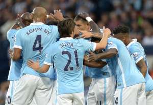 Los jugadores del City se abrazan tras la segunda conquista. Foto: AFP