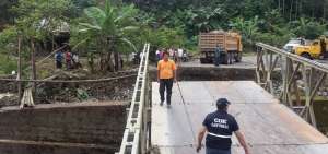 Un puente bailey ue conecta al recinto Guayac&aacute;n con La Man&aacute; colaps&oacute;.