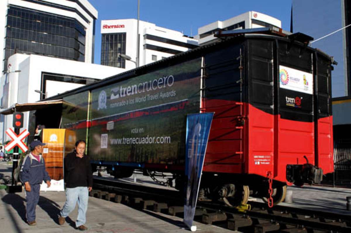 Un vag&oacute;n, en el bulevar de la Naciones Unidas, llama la atenci&oacute;n de los transe&uacute;ntes. Foto: Michelle Gachet/ El Telegrafo
