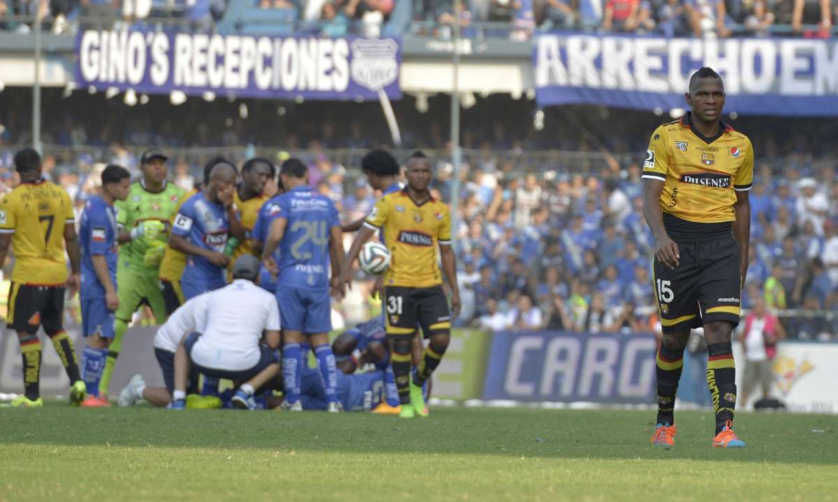El jugador amarillo fue expulsado antes de los 10 minutos de iniciado el partido. Foto: William Orellana / El Tel&eacute;grafo