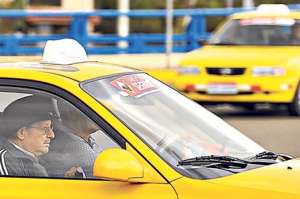 Hasta que el Concejo Cantonal apruebe los nuevos valores, los taxistas seguir&aacute;n con la tarifa vigente de $ 1,14 en el d&iacute;a y $ 1,36 en la noche. Foto: Jos&eacute; Luis Llivisaca / El Tel&eacute;grafo