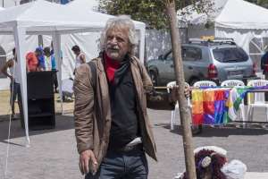 Esta persona arrebat&oacute; de manera agresiva la libreta al comunicador social de este Diario y le advirti&oacute; que salga del lugar. Foto: EL T&Eacute;LEGRAFO