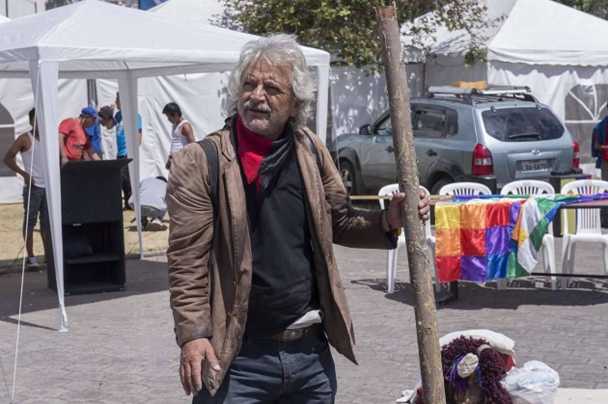 Esta persona arrebat&oacute; de manera agresiva la libreta al comunicador social de este Diario y le advirti&oacute; que salga del lugar. Foto: EL T&Eacute;LEGRAFO