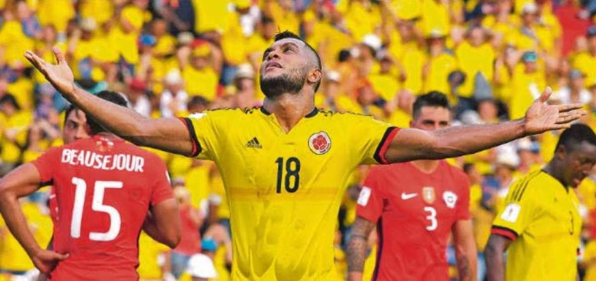 El delantero colombiano Miguel Borja se lamenta luego de fallar una de las pocas opciones de gol ante Chile.  