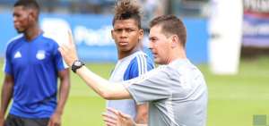 Juan Rescalvo, hermano y asistente de Ismael, DT de Emelec, da indicaciones ante la mirada de Billy Arce.