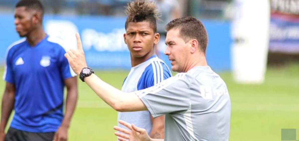 Juan Rescalvo, hermano y asistente de Ismael, DT de Emelec, da indicaciones ante la mirada de Billy Arce.