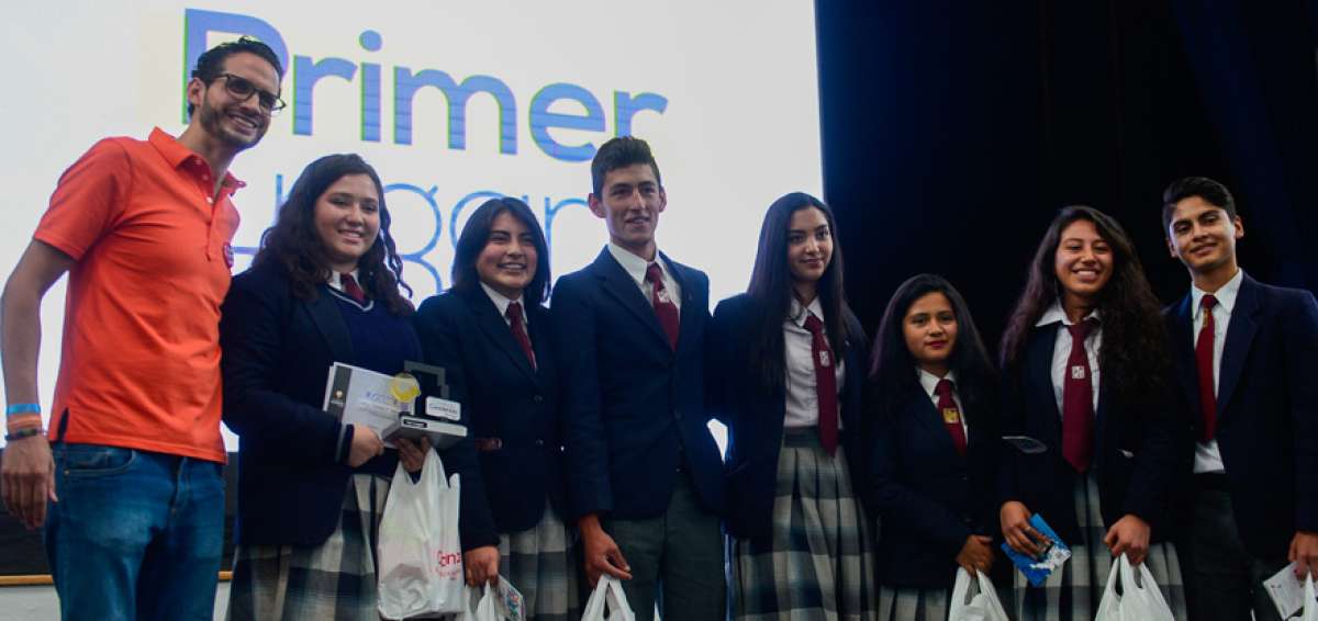 Los j&oacute;venes del colegio Sebasti&aacute;n de Benalc&aacute;zar (Quito) ganaron el certamen.  Ellos fueron felicitados por los asistentes con gritos y barras.