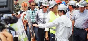 Carlos Bernal (d) muestra al presidente Correa (c) im&aacute;genes de edificios demolidos en Portoviejo.