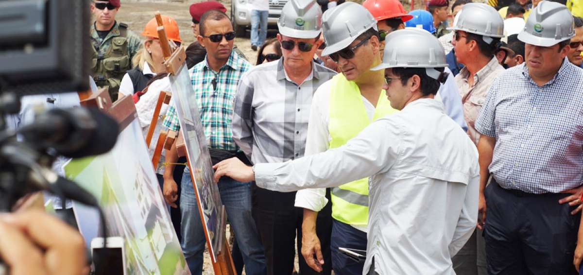 Carlos Bernal (d) muestra al presidente Correa (c) im&aacute;genes de edificios demolidos en Portoviejo.
