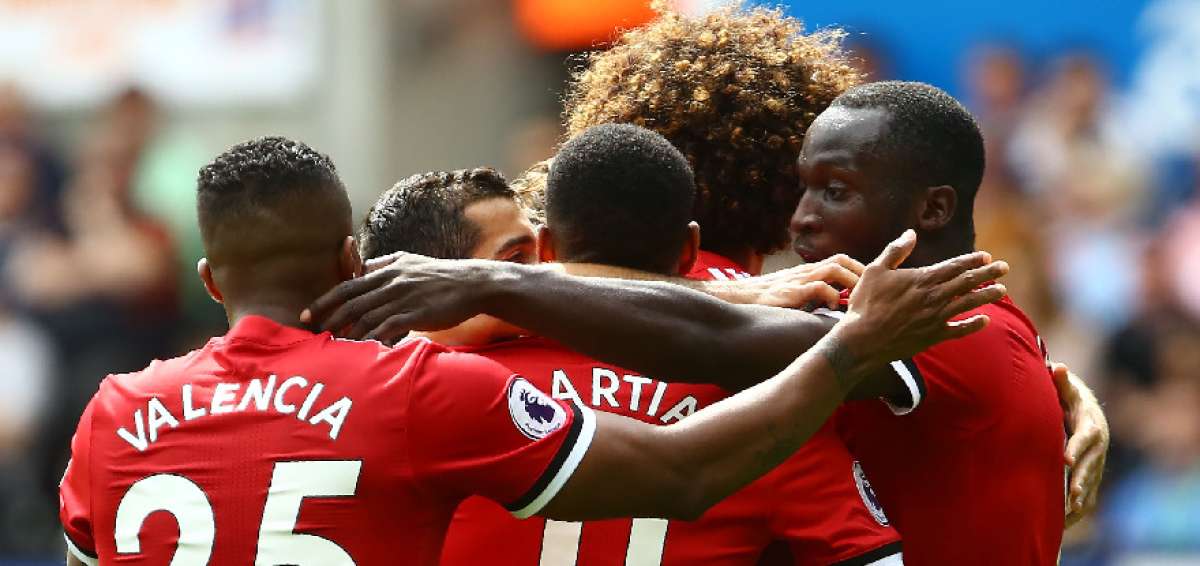El Manchester United golea al Swansea (4-0) y lidera la Premier