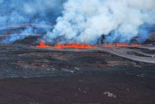 El volcán más grande del mundo erupciona en Hawai